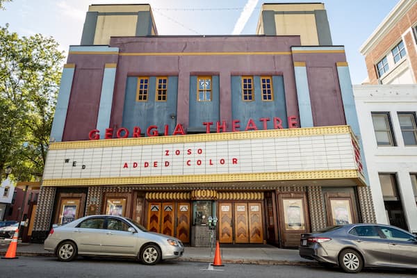 Das Außere des Georgia Theatre mit einer Litfaßssäule, auf der "Zoso Aded Color" steht.