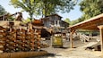 Een mijnwerk met machines, houten constructies en een bordje met 'Crisson's Mine'.
