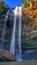 Una cascada fluye por un risco rocoso.