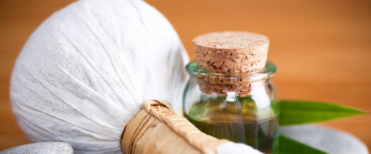 pochon massage Luk Pra Kob et huile de massage