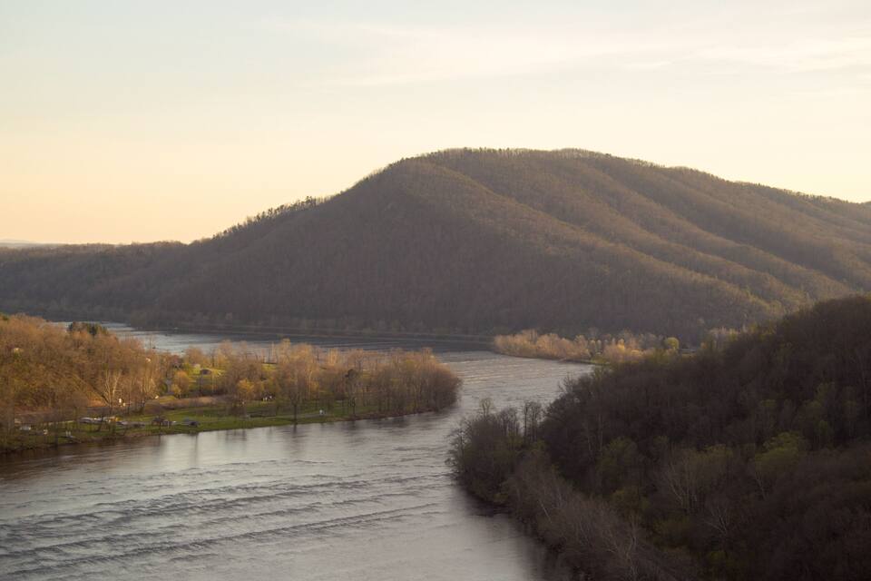 Un fiume che scorre attraverso una valle, con delle colline sullo sfondo.