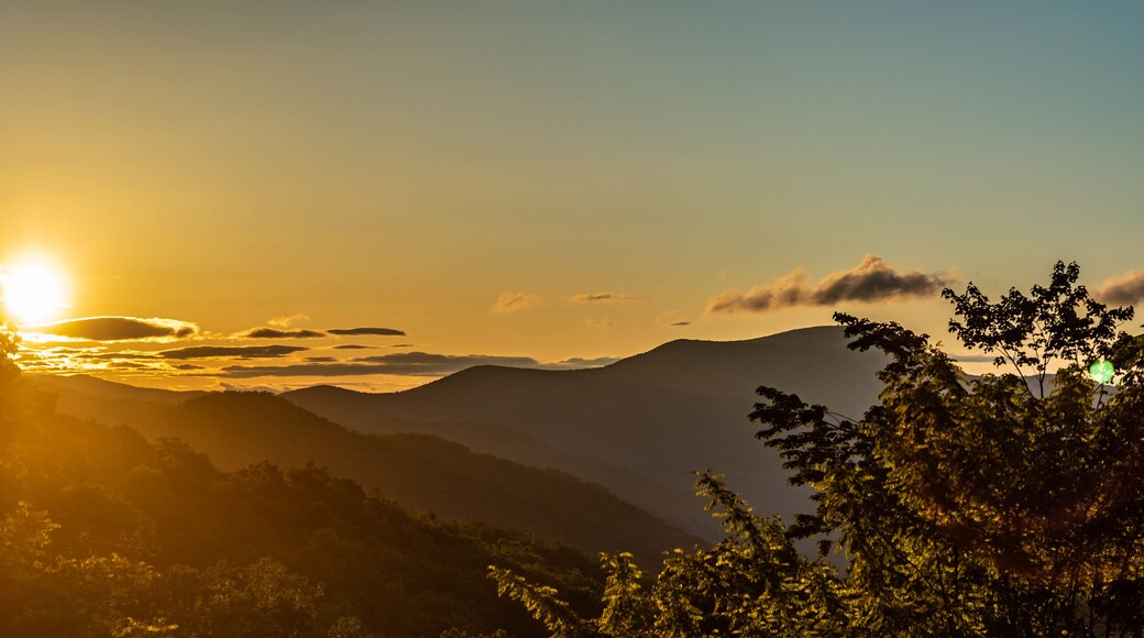 Sunrise over the Blue Ridge Mountains
#sunrise
#blueridgemountains
#massiemills
#virginia