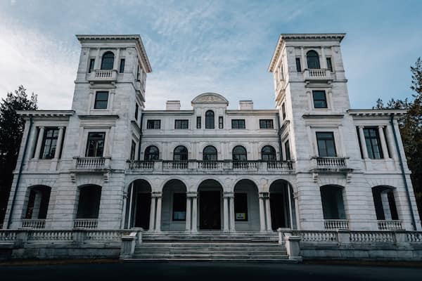 The exterior of Swannanoa Palace in Afton, Virginia