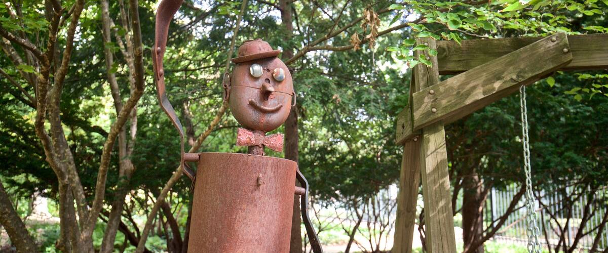 Luthy Botanical Garden which includes outdoor art and a garden