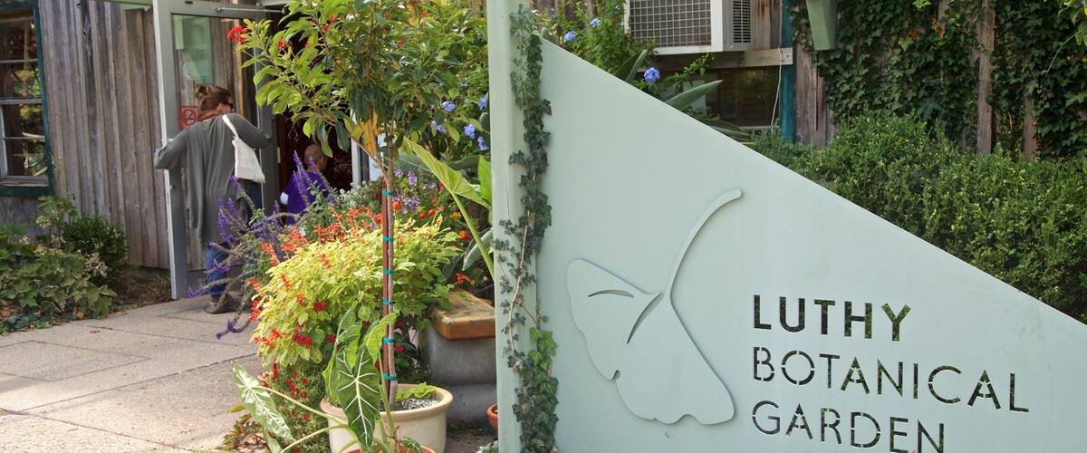 Luthy Botanical Garden mit einem Wildblumen und Beschilderung