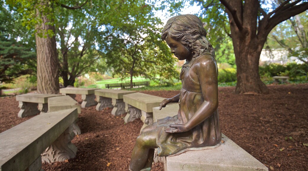 Luthy Botanical Garden ofreciendo un jardín, una estatua o escultura y arte al aire libre
