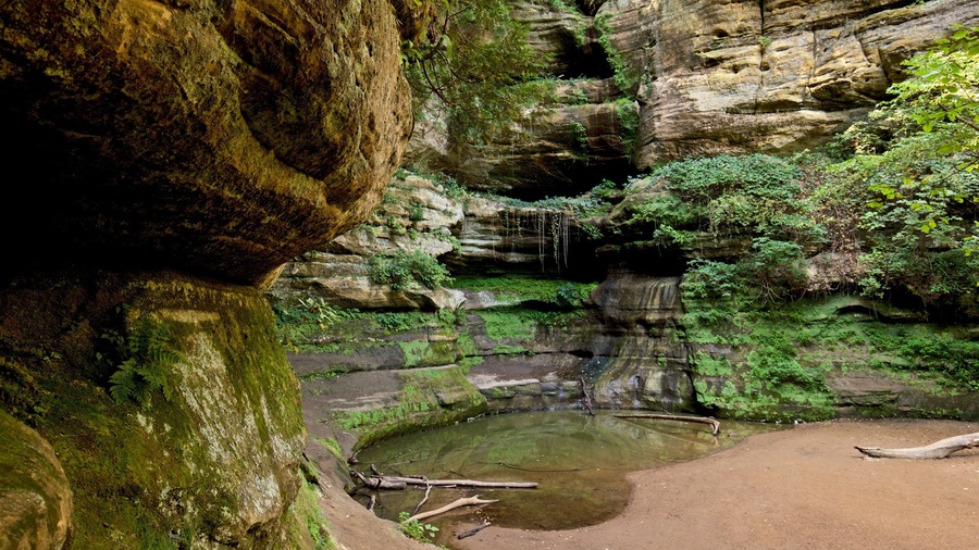 Starved Rock State Park featuring a cascade