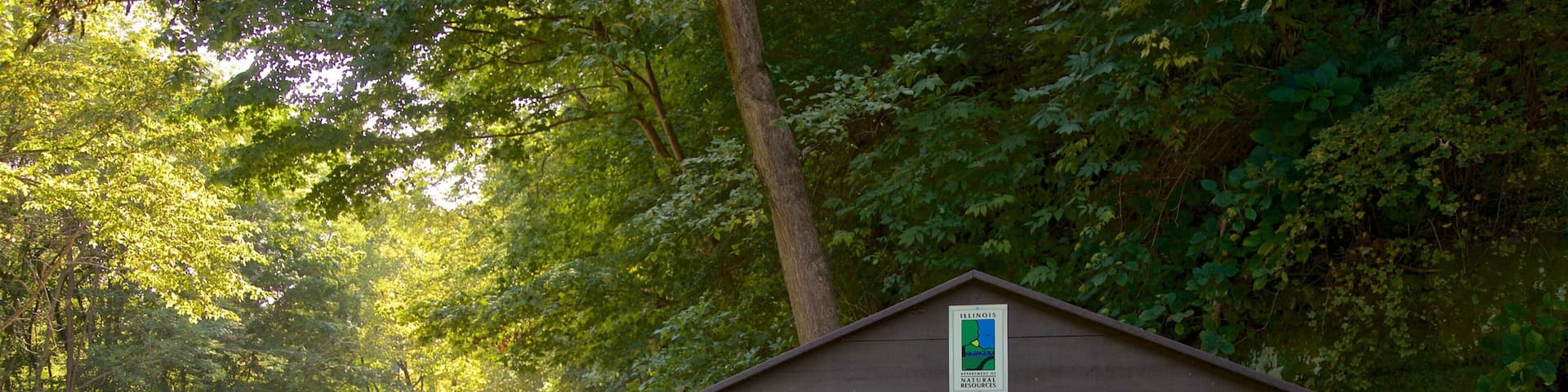 A sign for Starved Rock State Park with a road leading into the park.