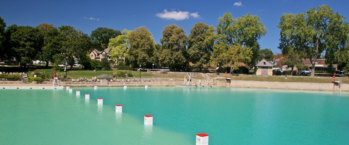 Centennial Beach som viser en pool