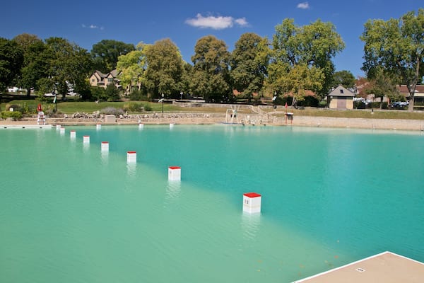 Centennial Beach som inkluderar en pool