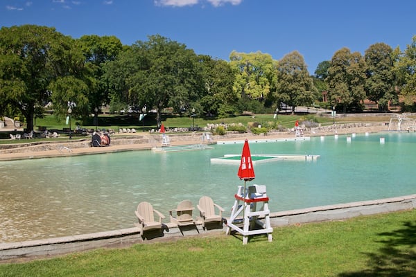 En swimmingpool med liggestole og en redningsplatform.