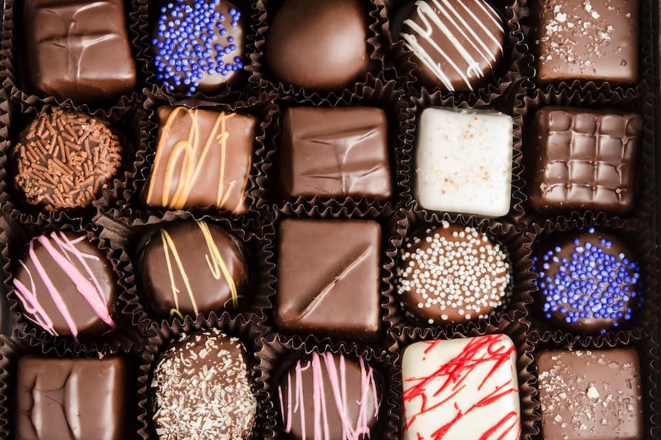 Una caja de bombones variados.