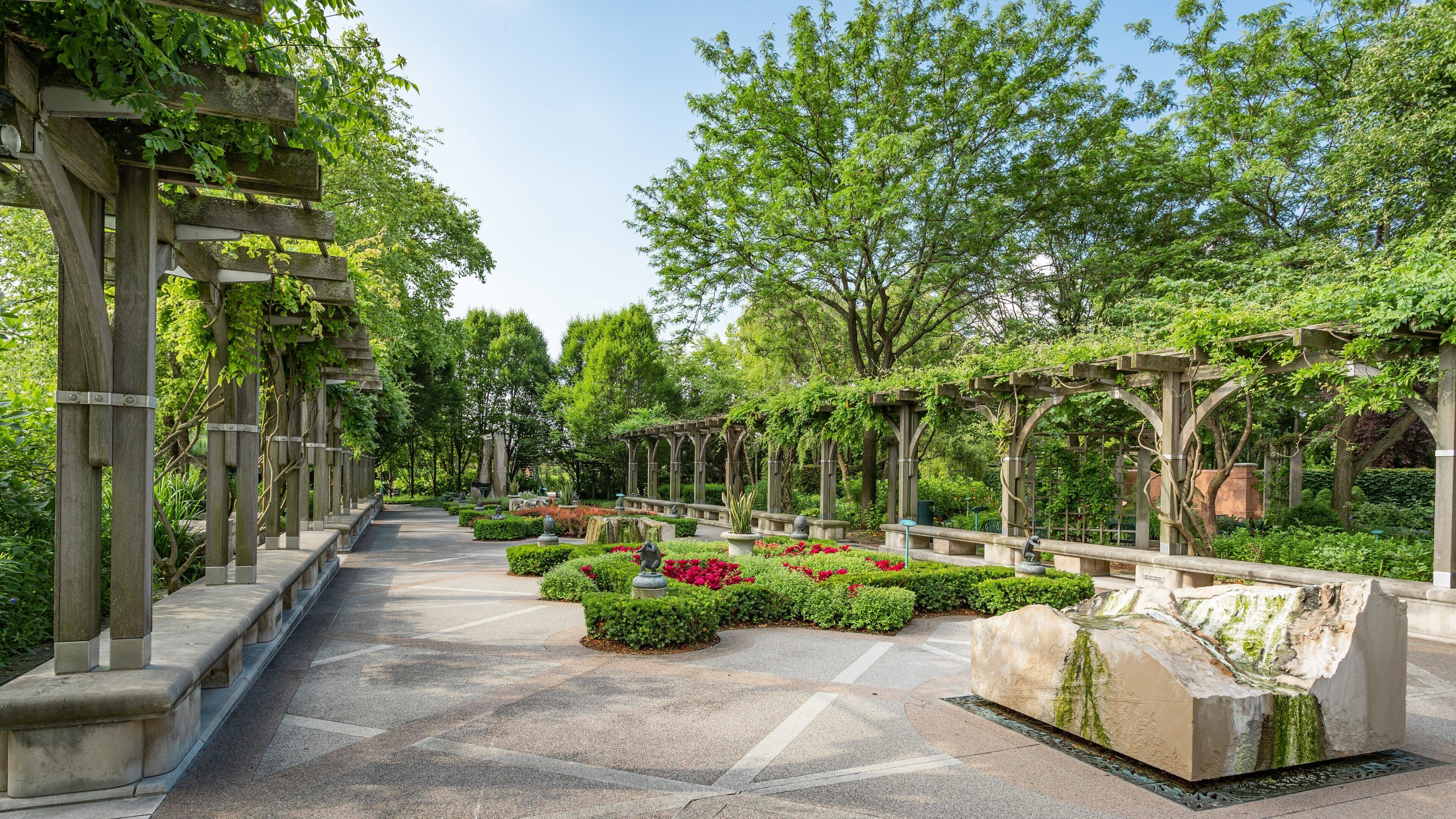 White River Gardens showing a park