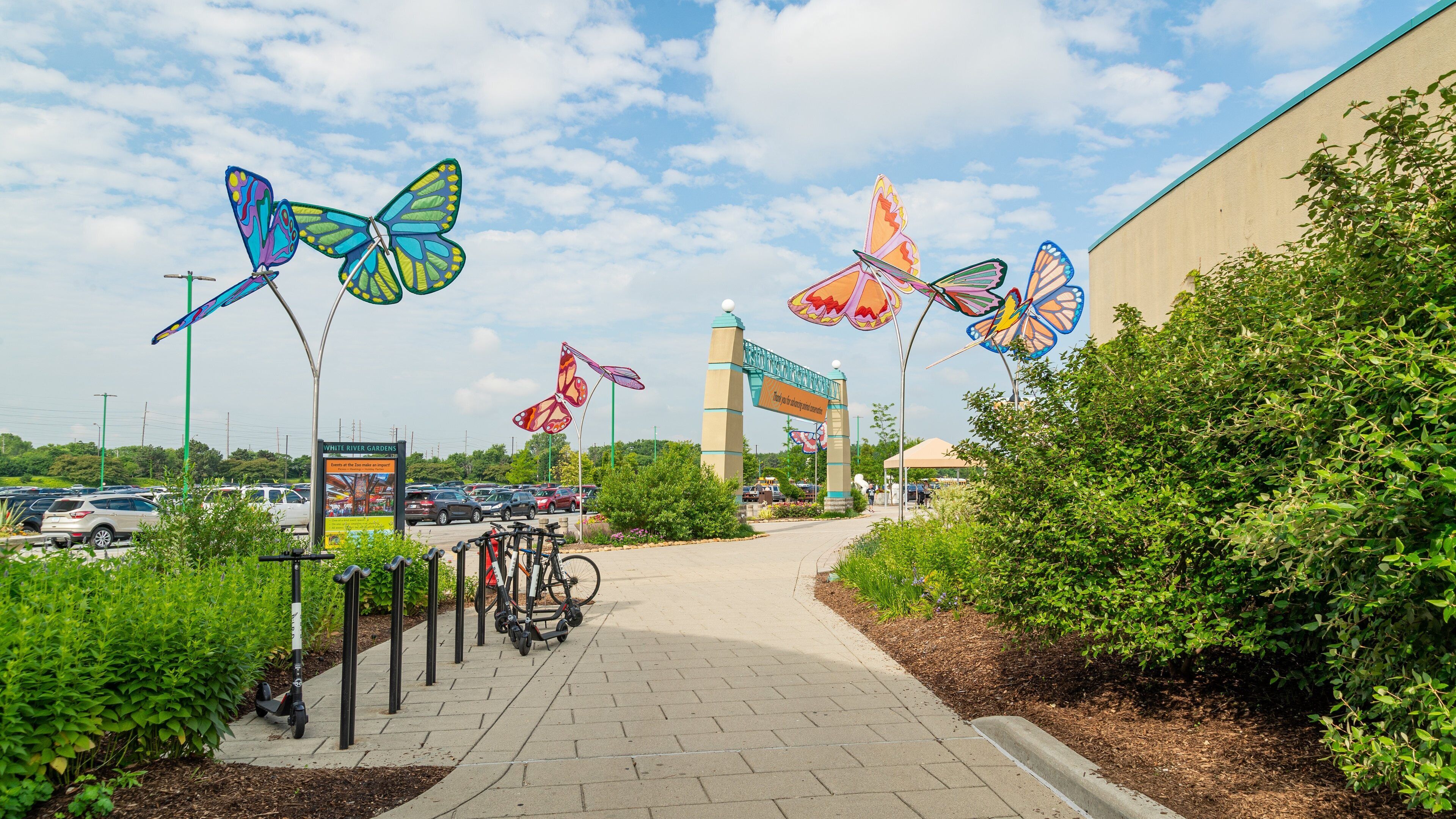 White River Gardens which includes a garden and outdoor art