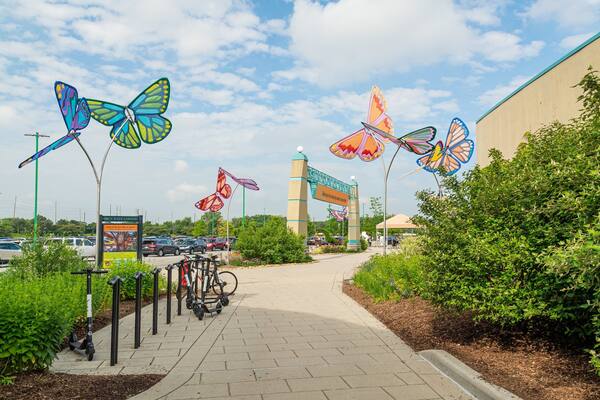 White River Gardens which includes a garden and outdoor art