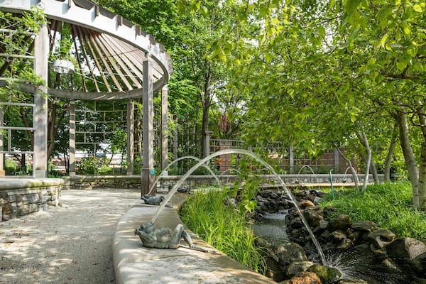White River Gardens featuring a park and a fountain
