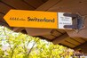 Un panneau jaune sur lequel on peut lire : « 4444 miles jusqu’en Suisse » et « New Glarus, la petite Suisse américaine ».