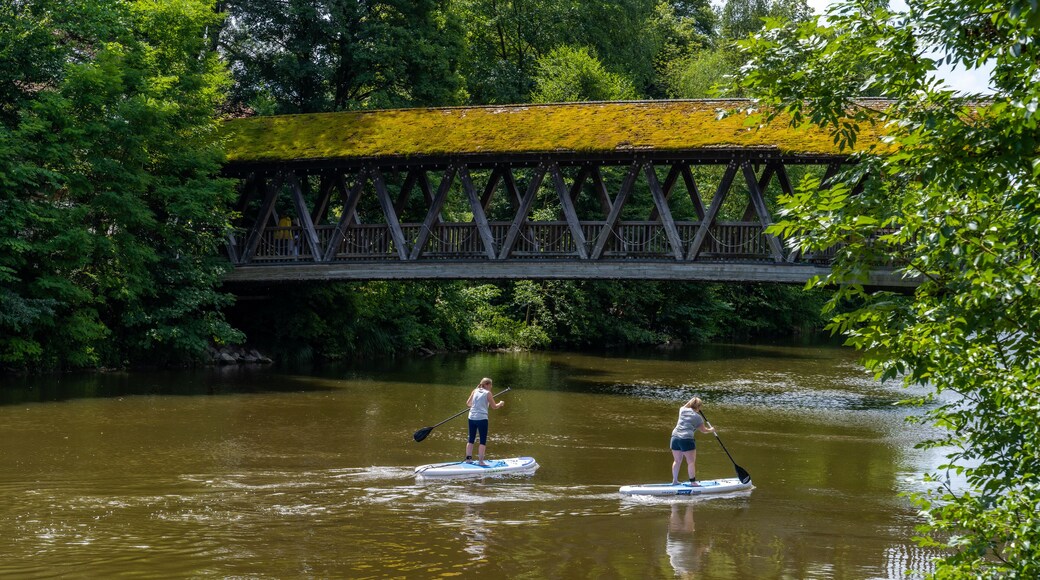 Zwei Stehpaddler in der Loisach am Sebastiani-Steg in Wolfratshausen