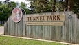 Ein Holzschild für Tunnel Park mit einem Logo und dem Namen Ottawa County Parks & Recreation Commission.