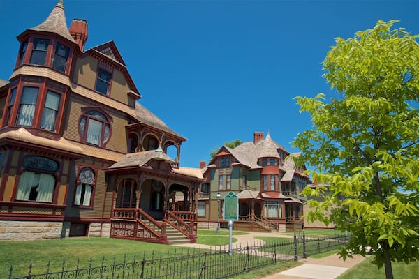 Hackley and Hume Historic Site showing heritage elements and a house