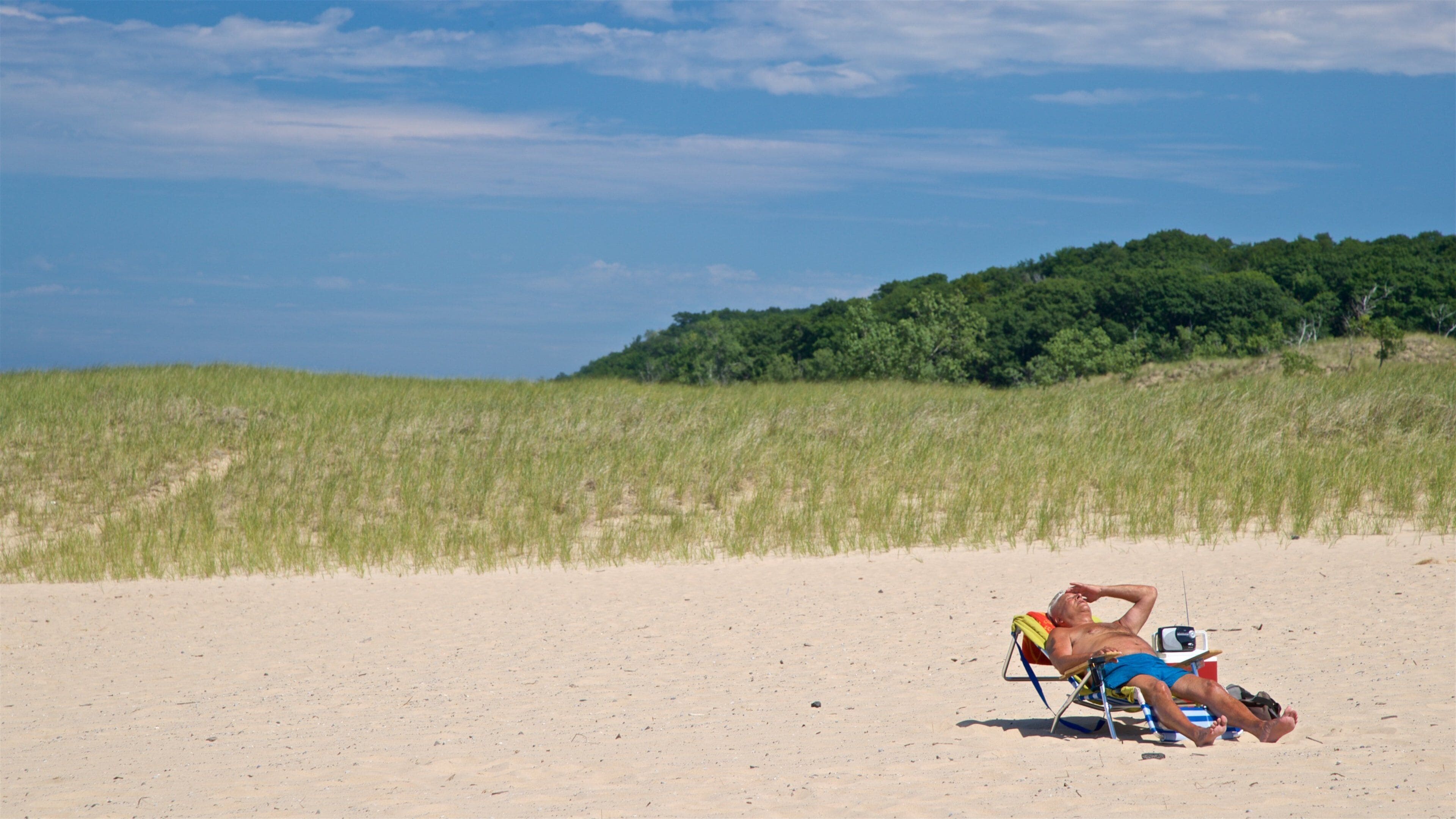 Muskegon State Park que inclui uma praia e paisagens litorâneas assim como um homem sozinho