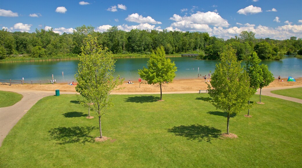 Markin Glen County Park che include parco e lago o sorgente d\'acqua