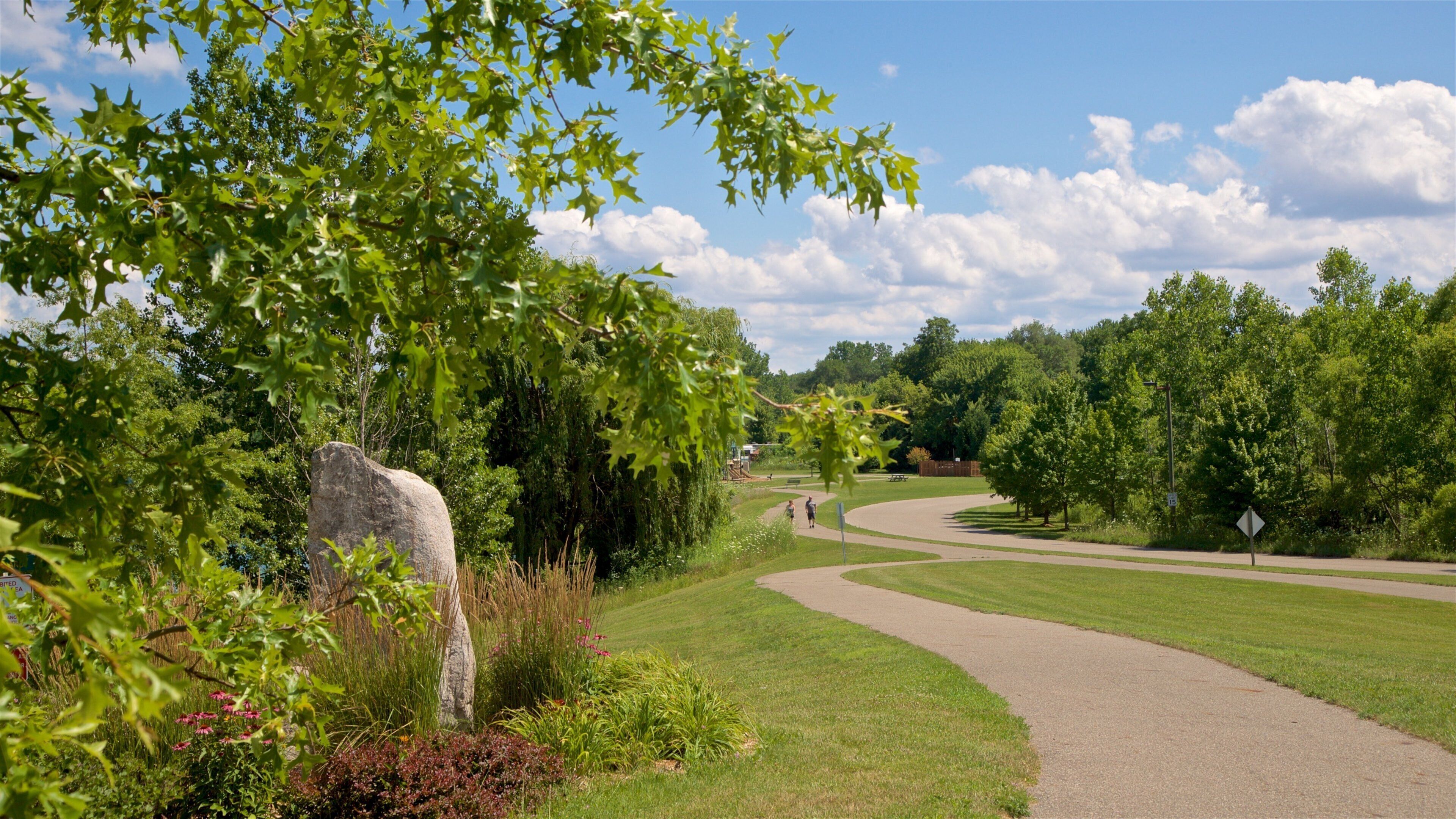 Markin Glen County Park 设有 花園