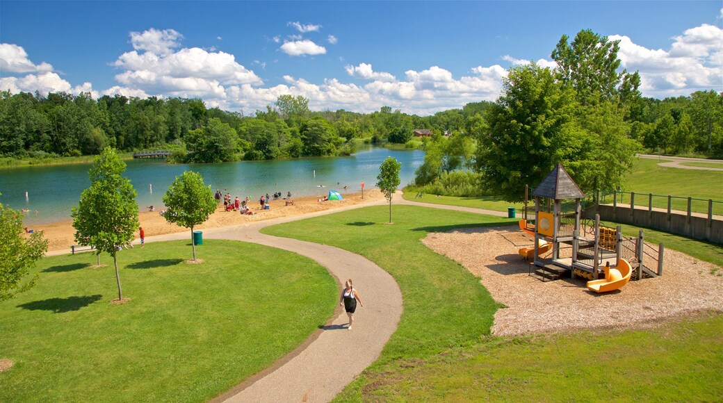 Markin Glen County Park che include giardino, area giochi e fiume o ruscello