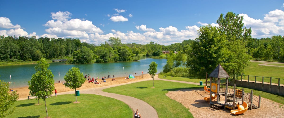 Markin Glen County Park que incluye un parque, un parque infantil y un río o arroyo