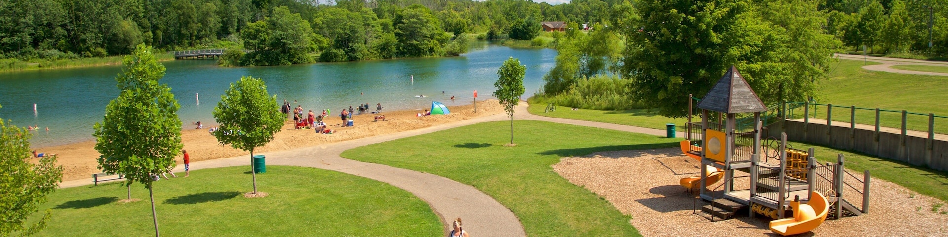 Markin Glen County Park mostrando um parquinho, um parque e um rio ou córrego