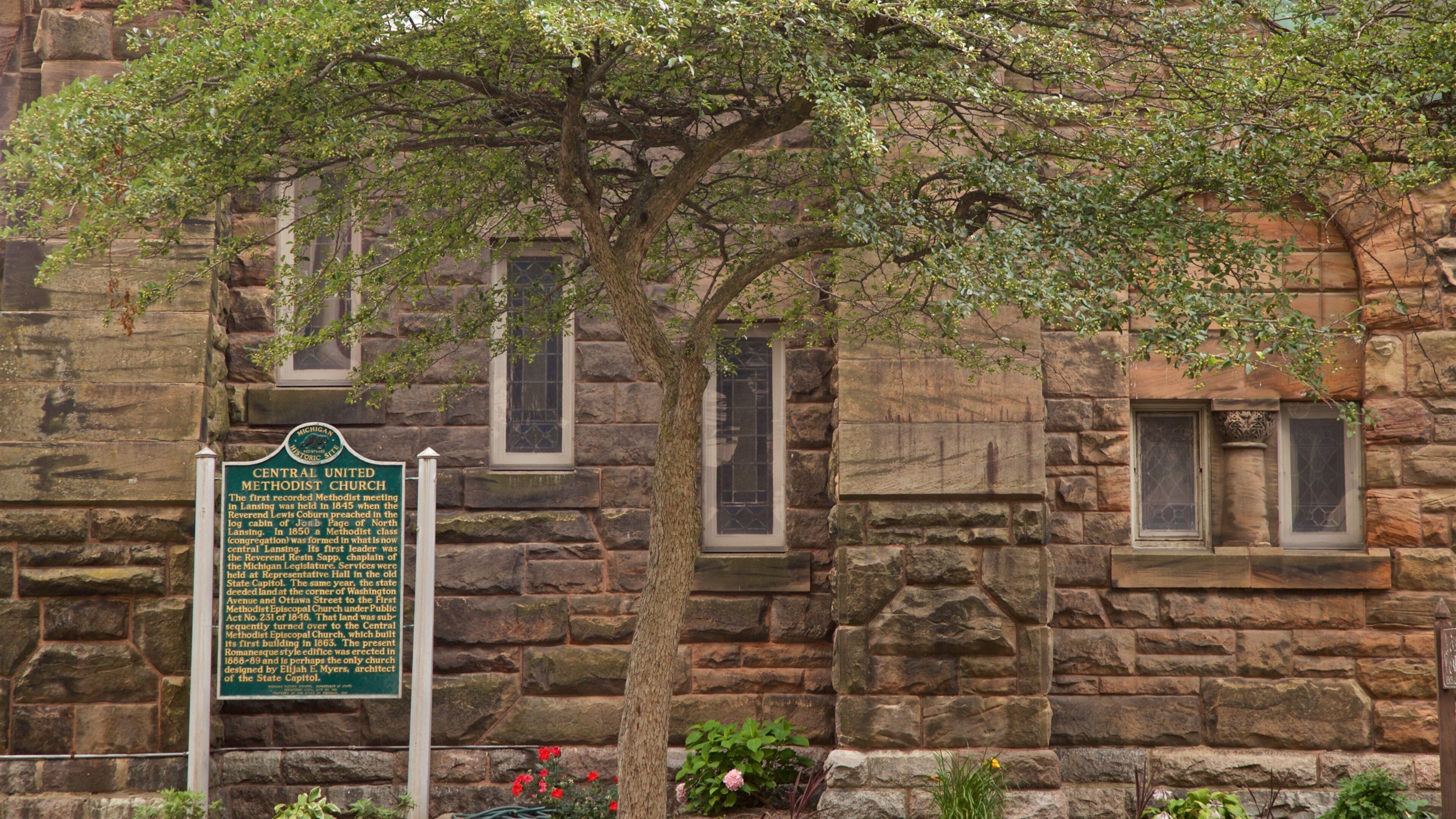 Iglesia Metodista Unida Central mostrando señalización y elementos patrimoniales