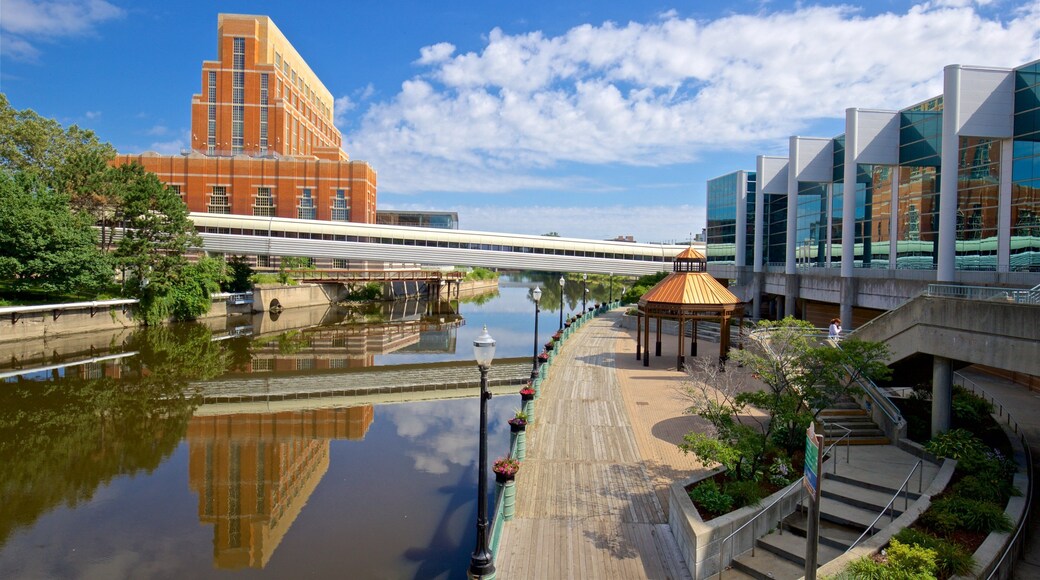 River Trail og byder på en flod eller et vandløb og en bro