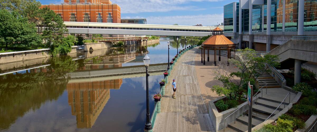 River Trail que incluye un puente y un río o arroyo