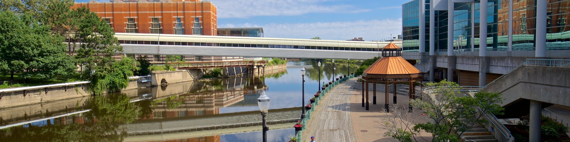River Trail mostrando um rio ou córrego e uma ponte