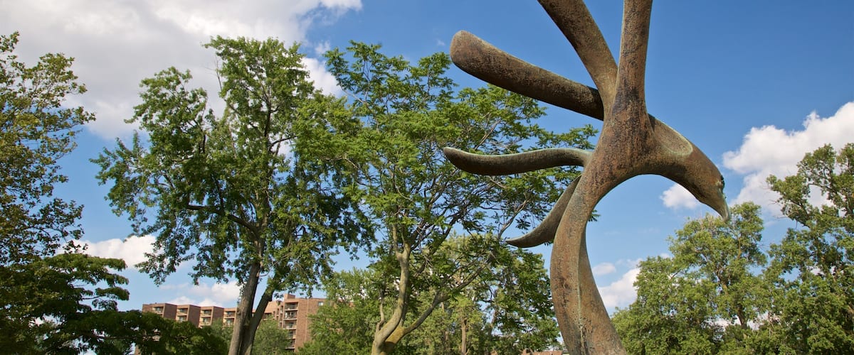 Adado Riverfront Park fasiliteter samt utendørs kunst
