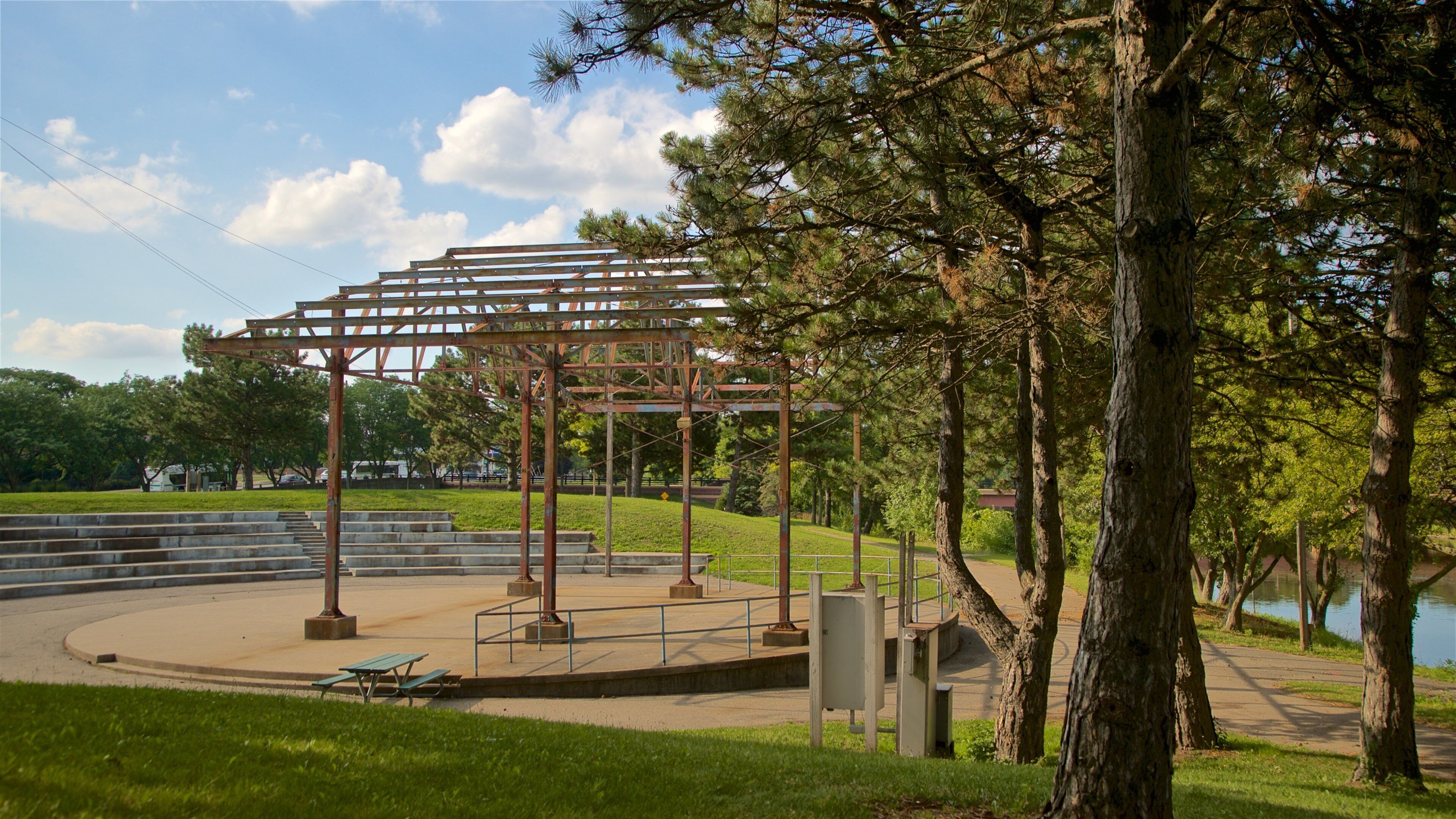 Adado Riverfront Park que inclui um jardim