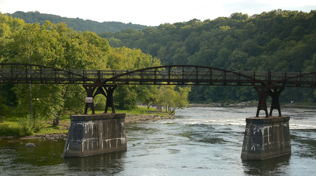 Uniontown que incluye un puente y un río o arroyo