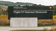 Señal del Parque Nacional Conmemorativo del vuelo 93, con un fondo de campo y colinas.