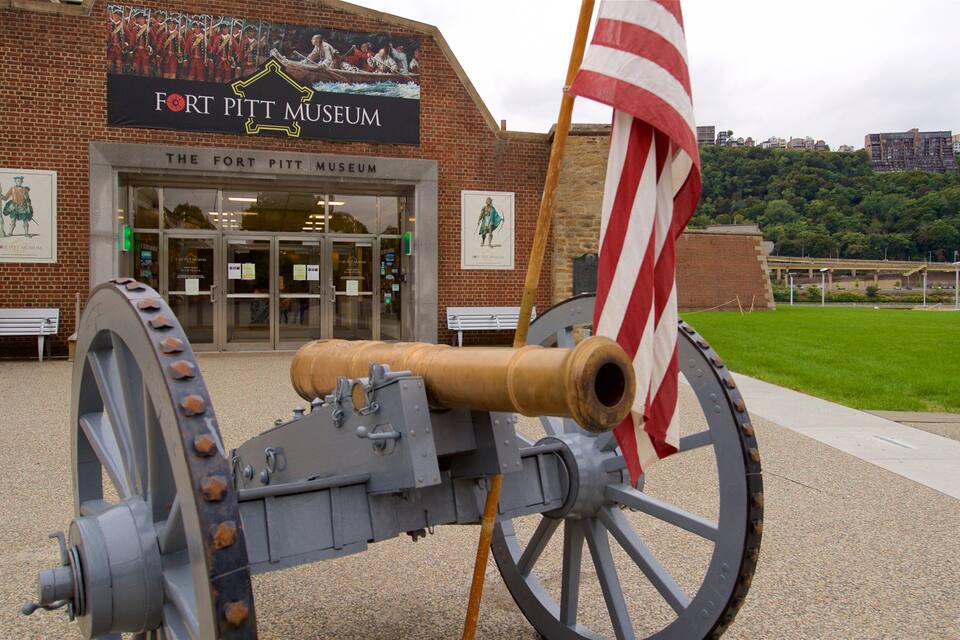 Entrada do Museu Fort Pitt com um canhão à frente.