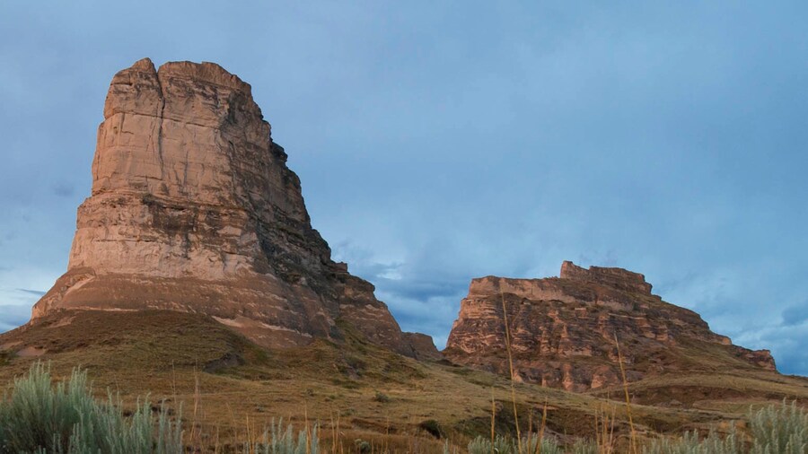 Bridgeport ofreciendo escenas tranquilas y montañas