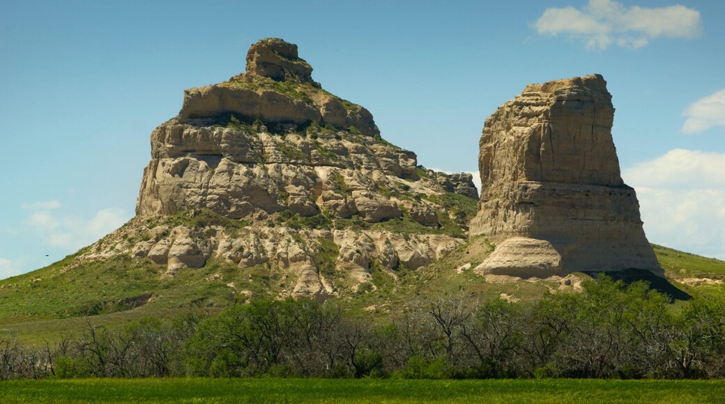 Courthouse and Jail Rocks showing mountains, landscape views and a gorge or canyon