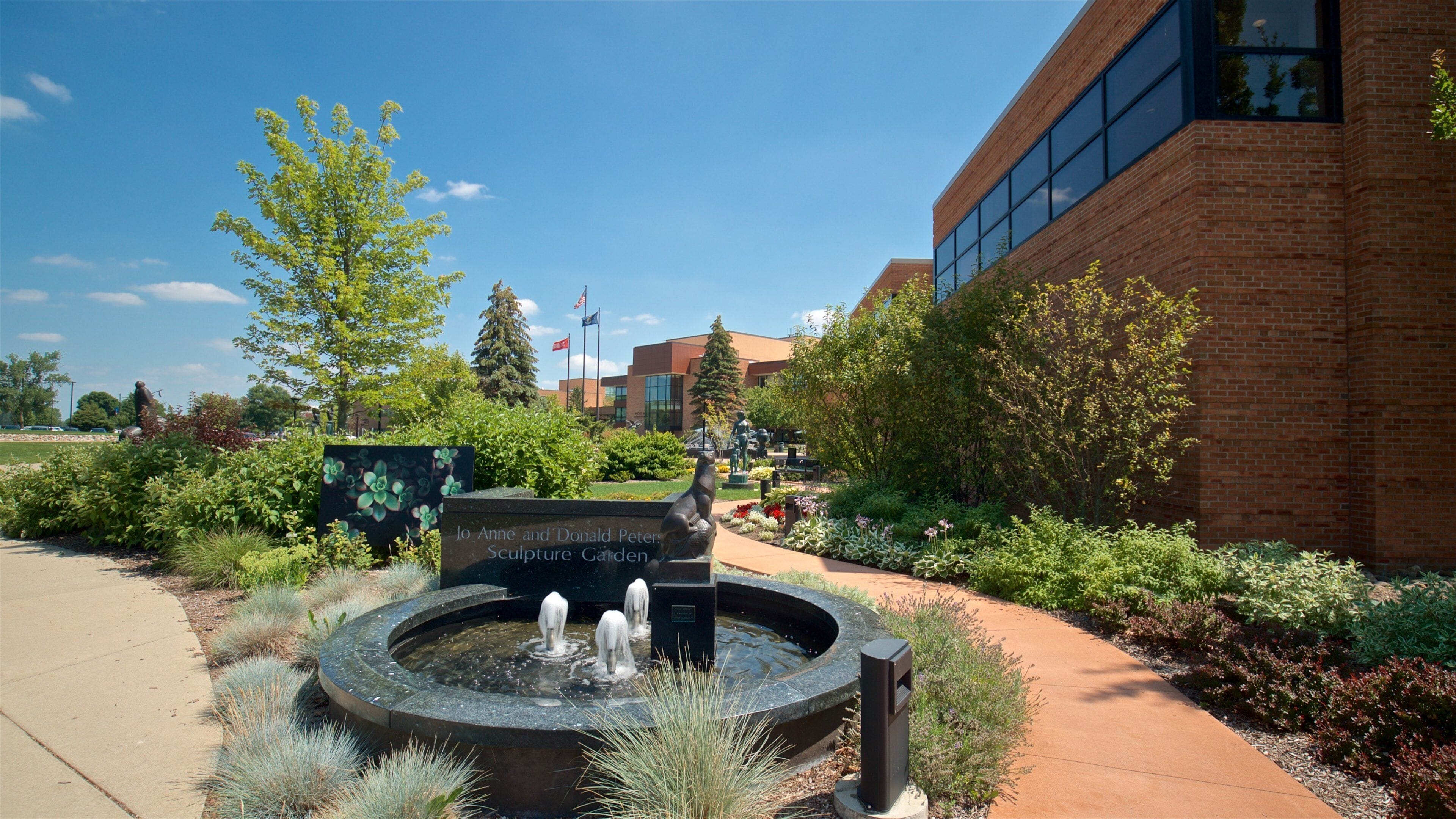 Museo de Escultura Marshall M. Fredericks que incluye un jardín y una fuente