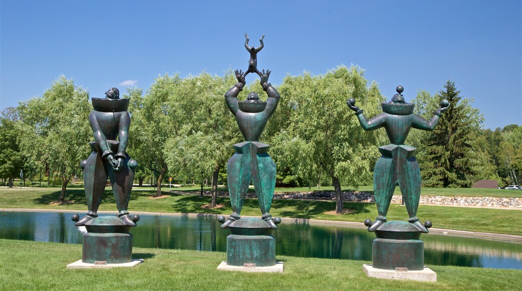 Marshall M. Fredericks Sculpture Museum som omfatter en statue eller en skulptur, udendørs kunst og en sø eller et vandhul