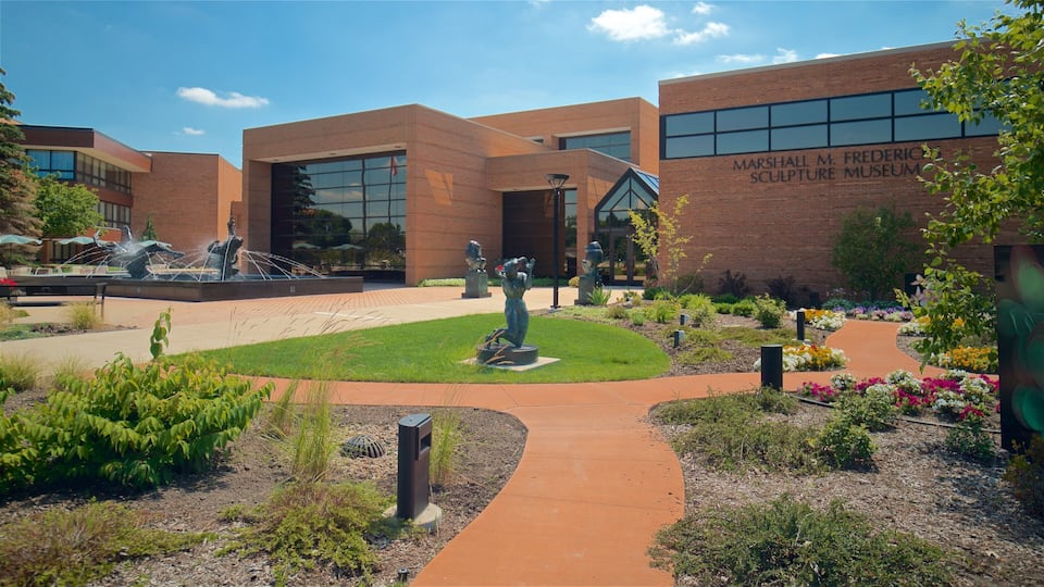 Marshall M. Fredericks Sculpture Museum inclusief een tuin