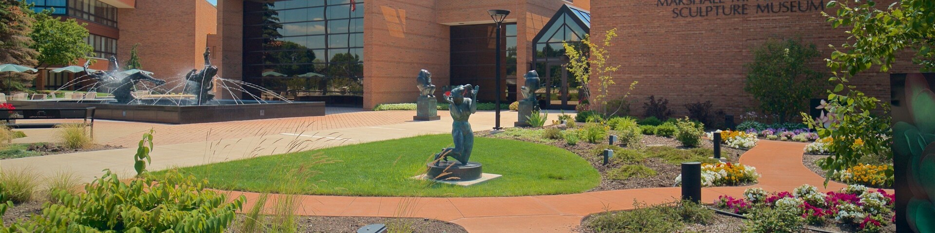 Museo de Escultura Marshall M. Fredericks que incluye un parque