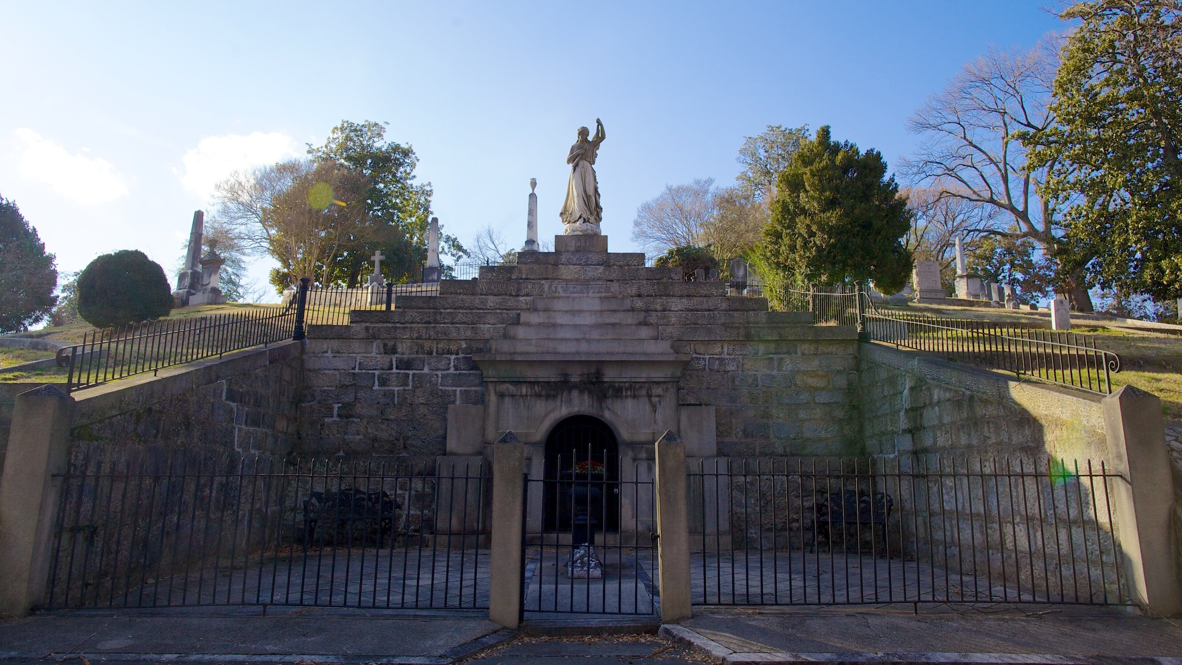 Richmond showing a memorial and a cemetery
