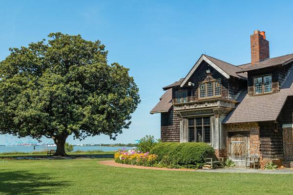 Hermitage Museum and Gardens showing a house