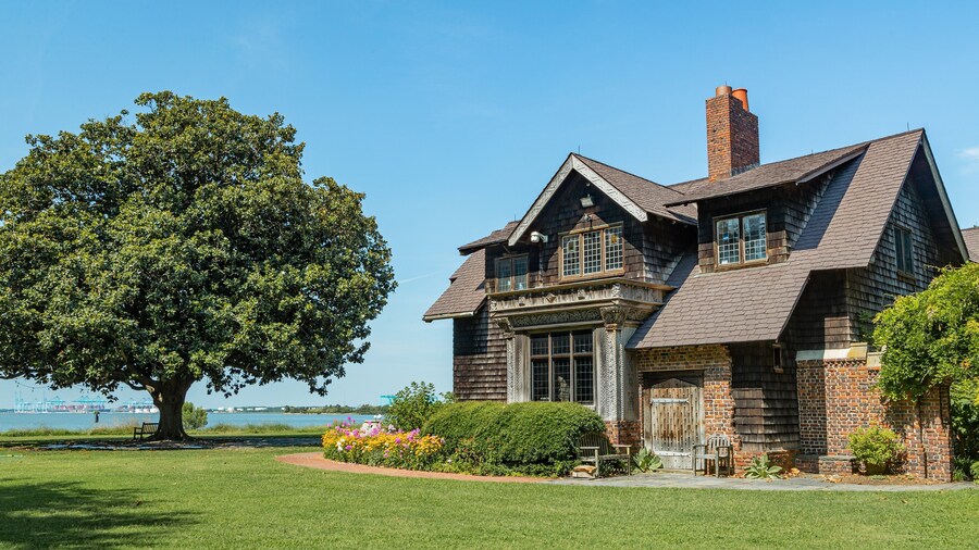 Hermitage Museum and Gardens showing a house