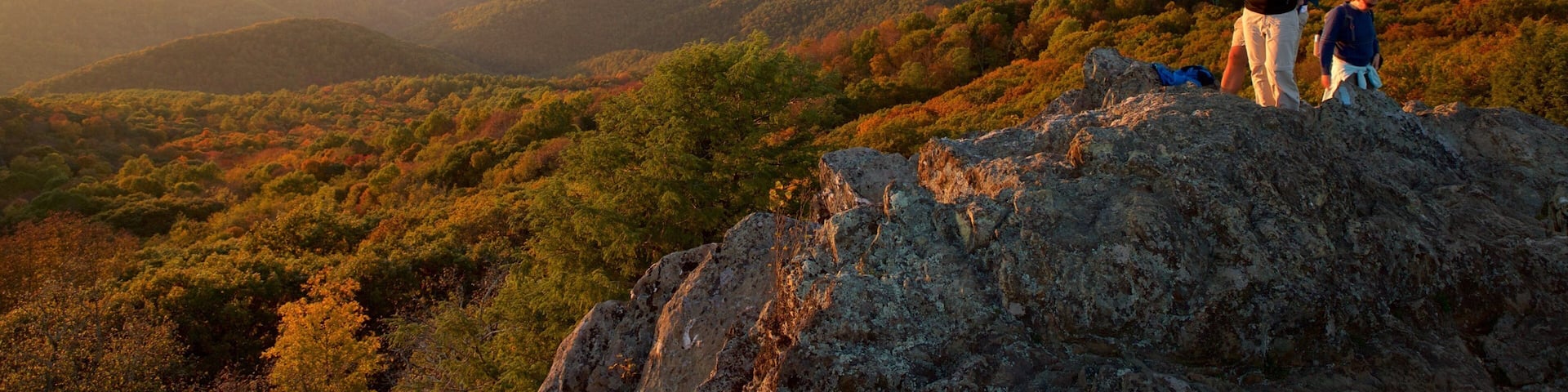 Bearfence Mountain presenterar vandring, landskap och en solnedgång