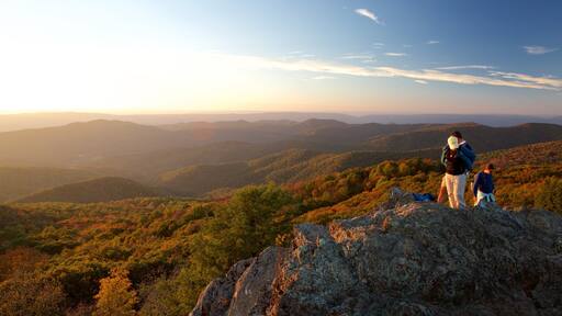 Bearfence Mountain mostrando tramonto, vista del paesaggio e escursioni o camminate